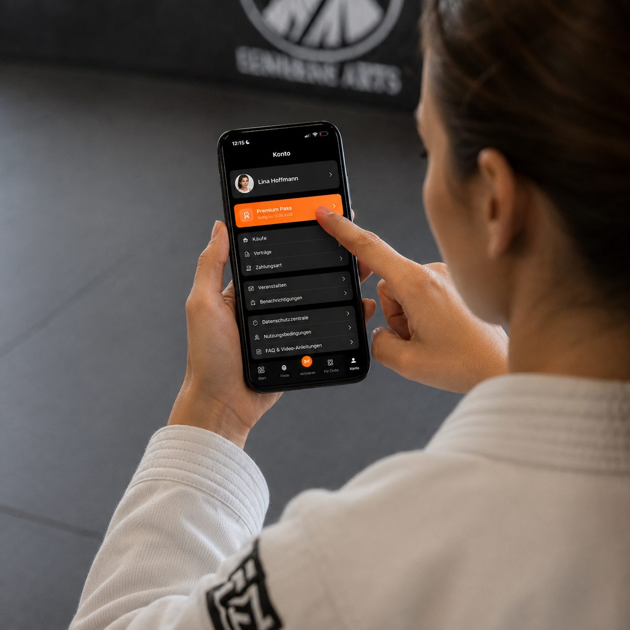 Schülerin öffnet den Premium-Pass in der budoo App
