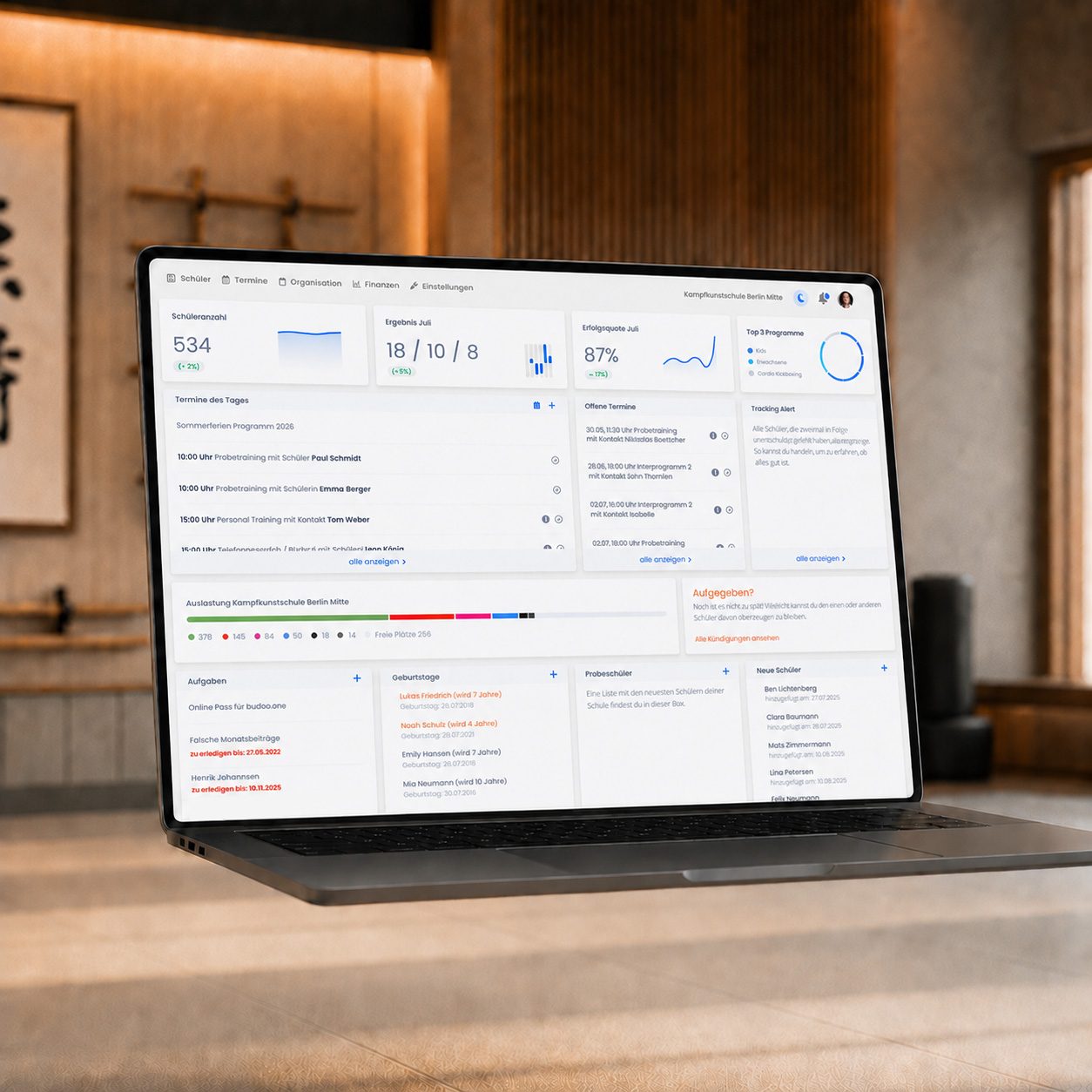 budoo Dashboard auf Laptop im Dojo